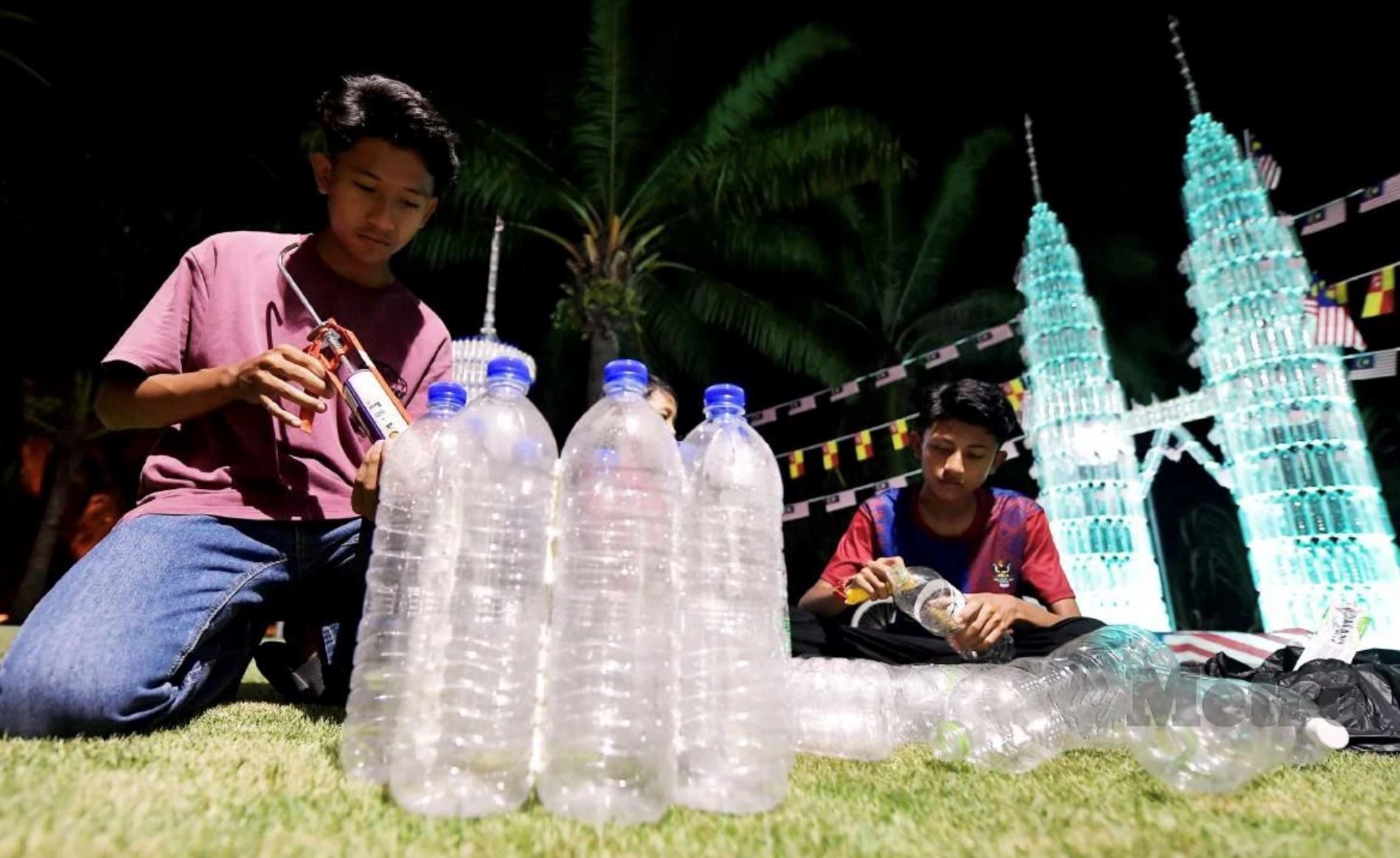 klcc in tanjong karang? 15-year-old student builds twin towers using plastic bottles!