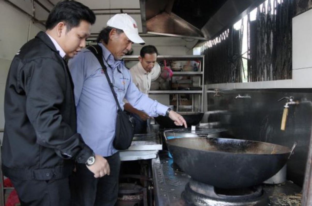 malaysian suffers food poisoning with rm5,000 hospital bill; eatery offers mere rm100 voucher as compensation