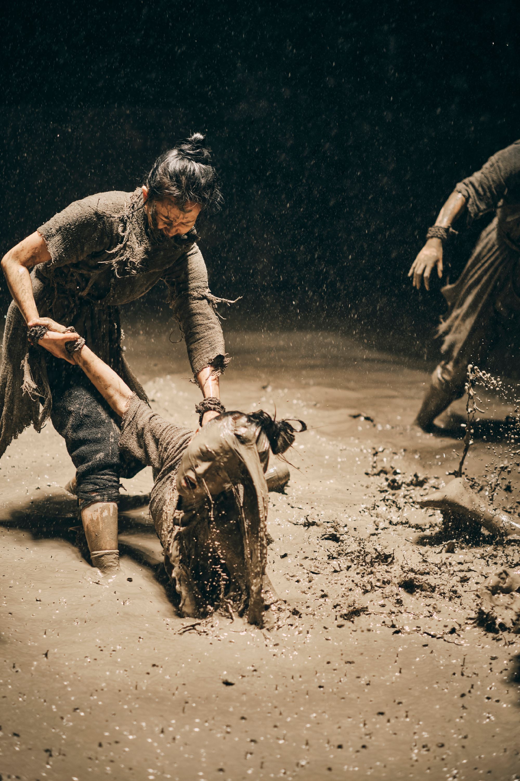 虞书欣完全没偶像包袱❗拍摄电视剧《云之羽》整张脸被按进泥浆里🔥