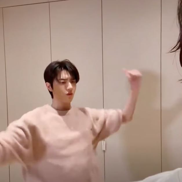 林一与seventeen成员文俊辉同框合影❗俩人一起大跳抖音神曲《我姓石》🔥