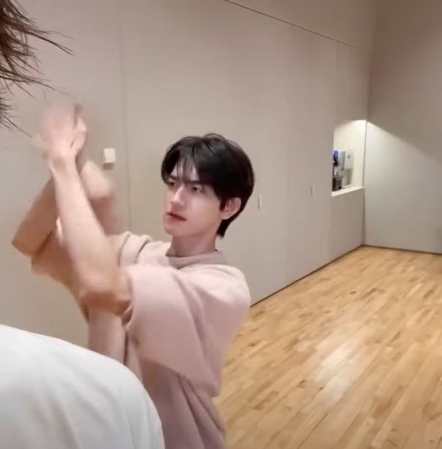 林一与seventeen成员文俊辉同框合影❗俩人一起大跳抖音神曲《我姓石》🔥