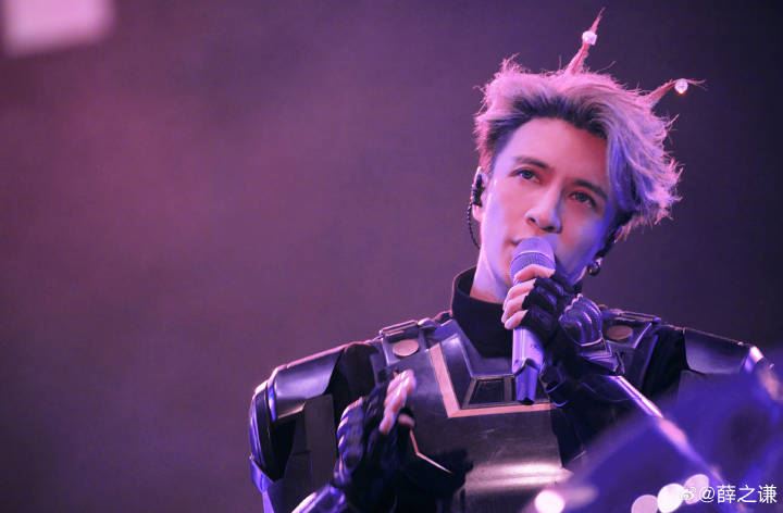 薛之谦紧急取消成都站演唱会❗高烧39度 扁桃体严重发炎😲
