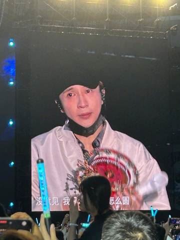 薛之谦紧急取消成都站演唱会❗高烧39度 扁桃体严重发炎😲