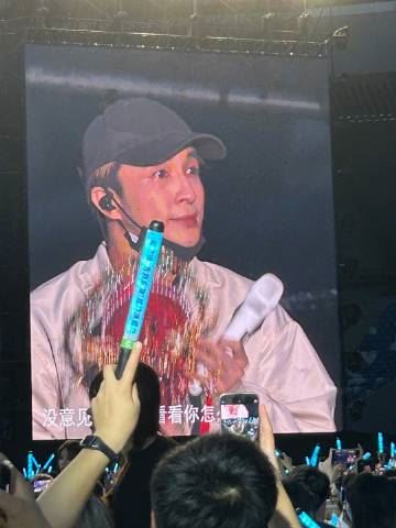 薛之谦紧急取消成都站演唱会❗高烧39度 扁桃体严重发炎😲