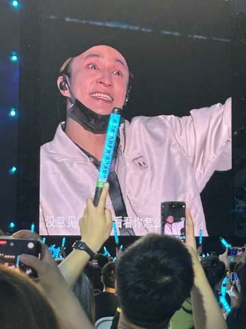 薛之谦紧急取消成都站演唱会❗高烧39度 扁桃体严重发炎😲