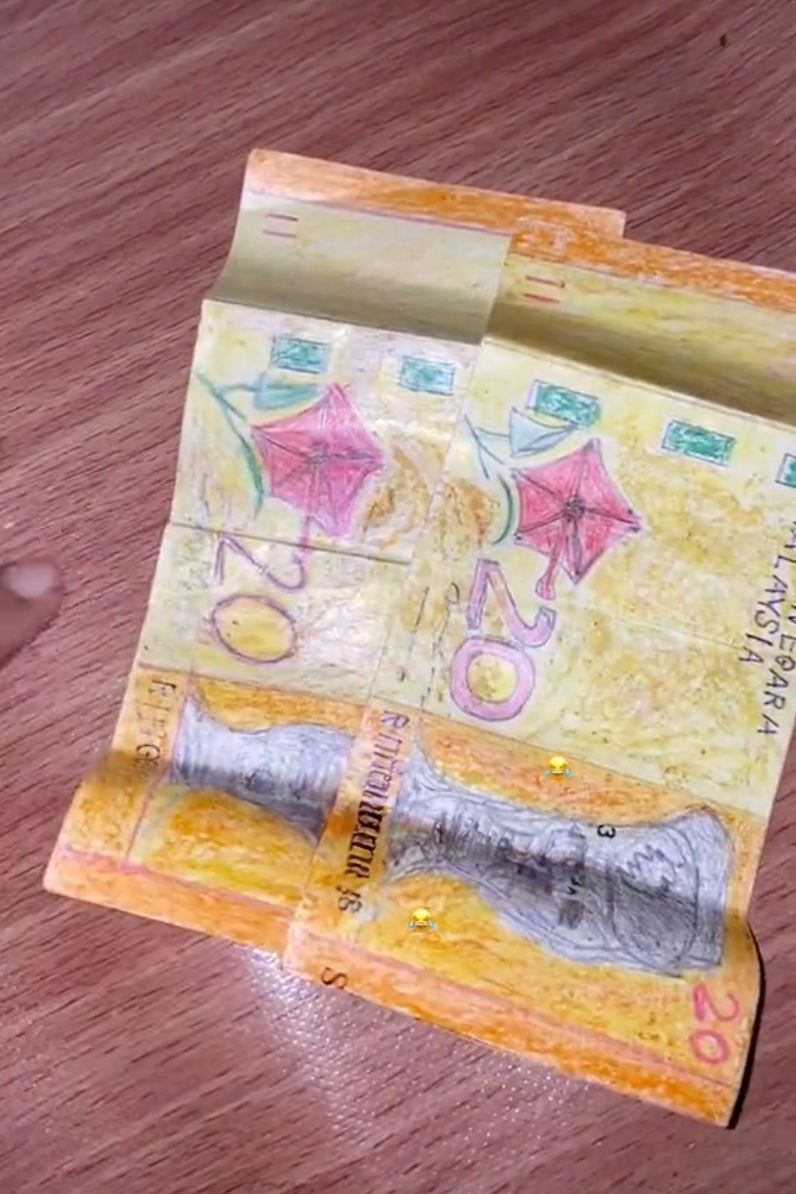wanita terkejut terima dua keping duit rm20 dilukis tangan masa salam kaut