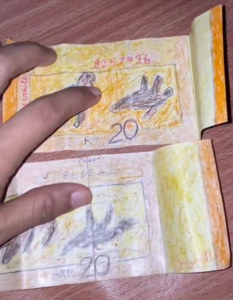 wanita terkejut terima dua keping duit rm20 dilukis tangan masa salam kaut