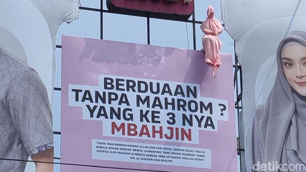 penduduk gempar lihat pocong bertenggek atas papan, rupanya promosi iklan