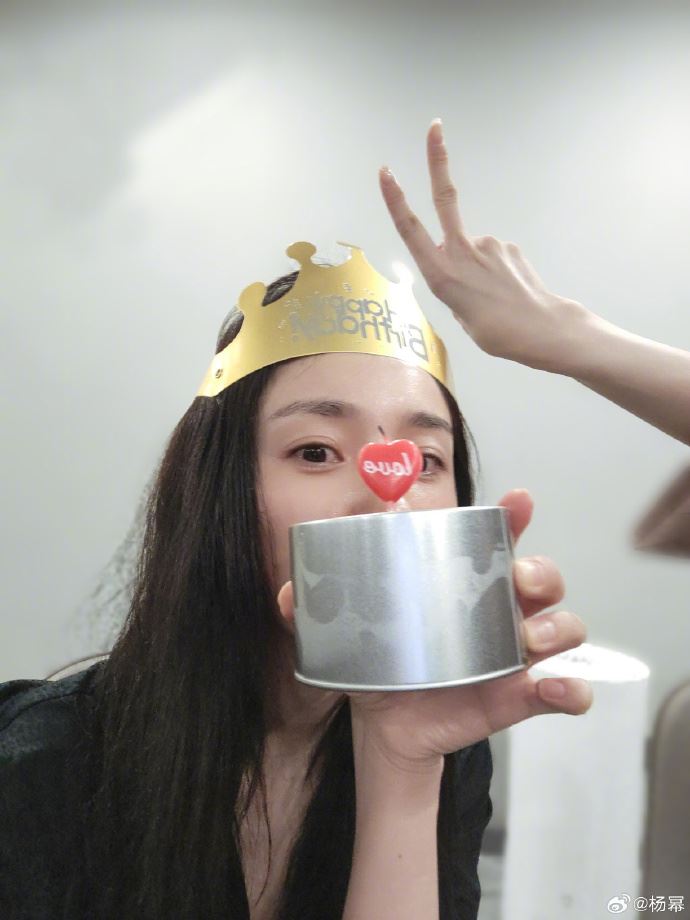 🎉刘诗诗为杨幂庆祝生日🎂娱乐圈也有神仙友情💕