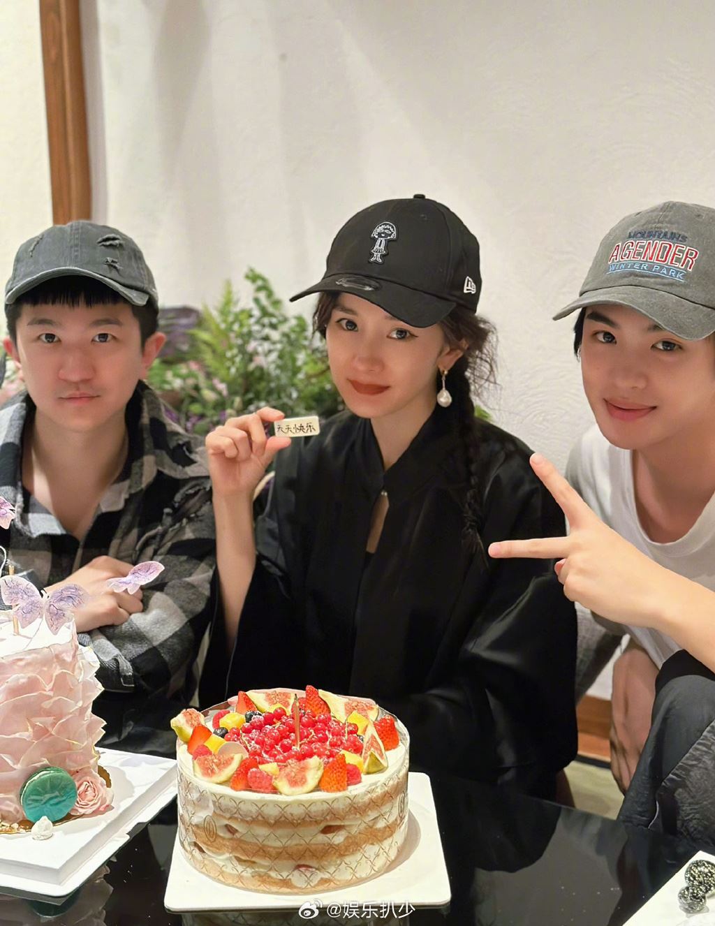 🎉刘诗诗为杨幂庆祝生日🎂娱乐圈也有神仙友情💕