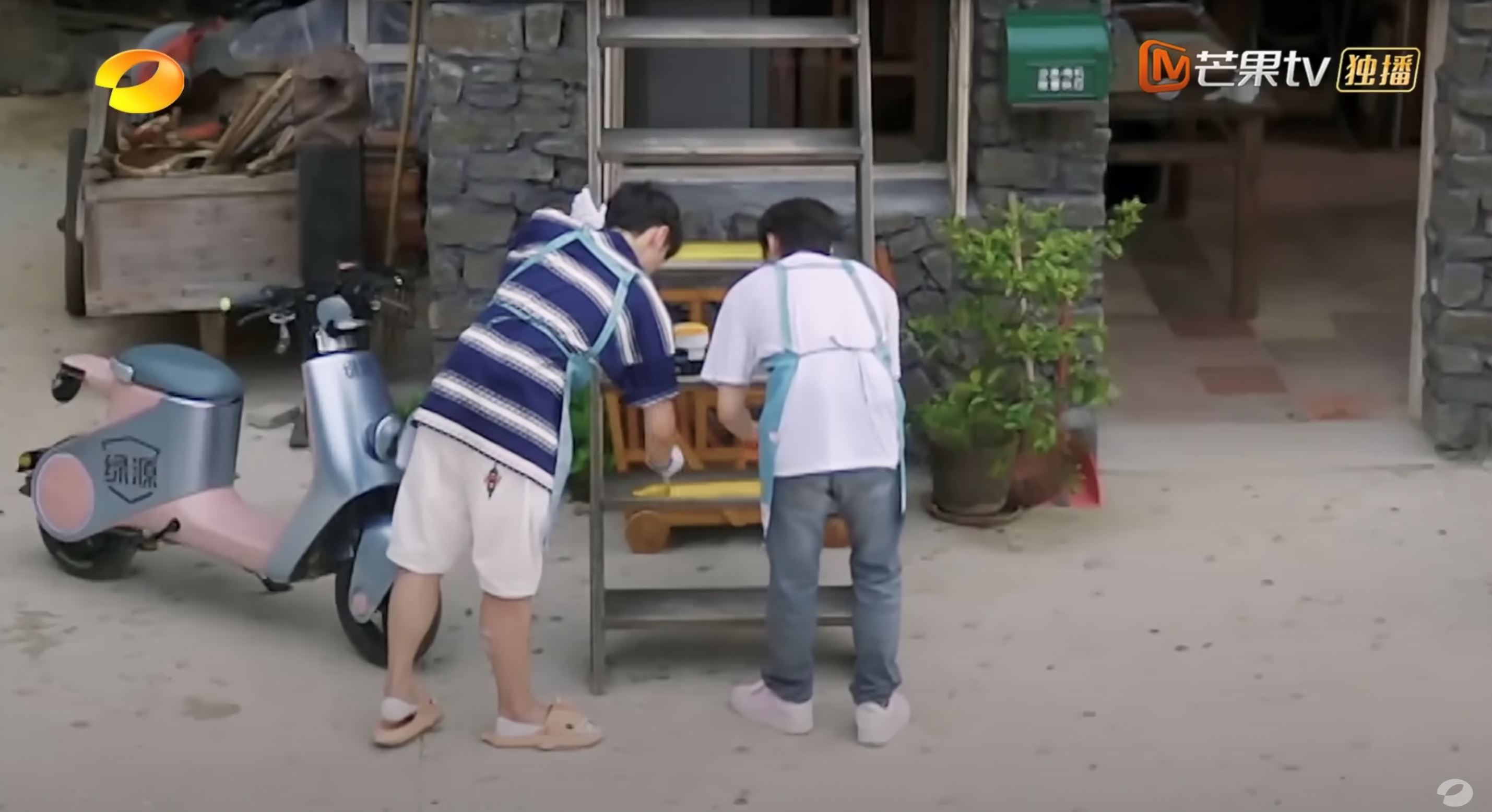 李荣浩和张艺兴一起刷漆❗“不荣艺”组合刷梯子竟是从下面开始