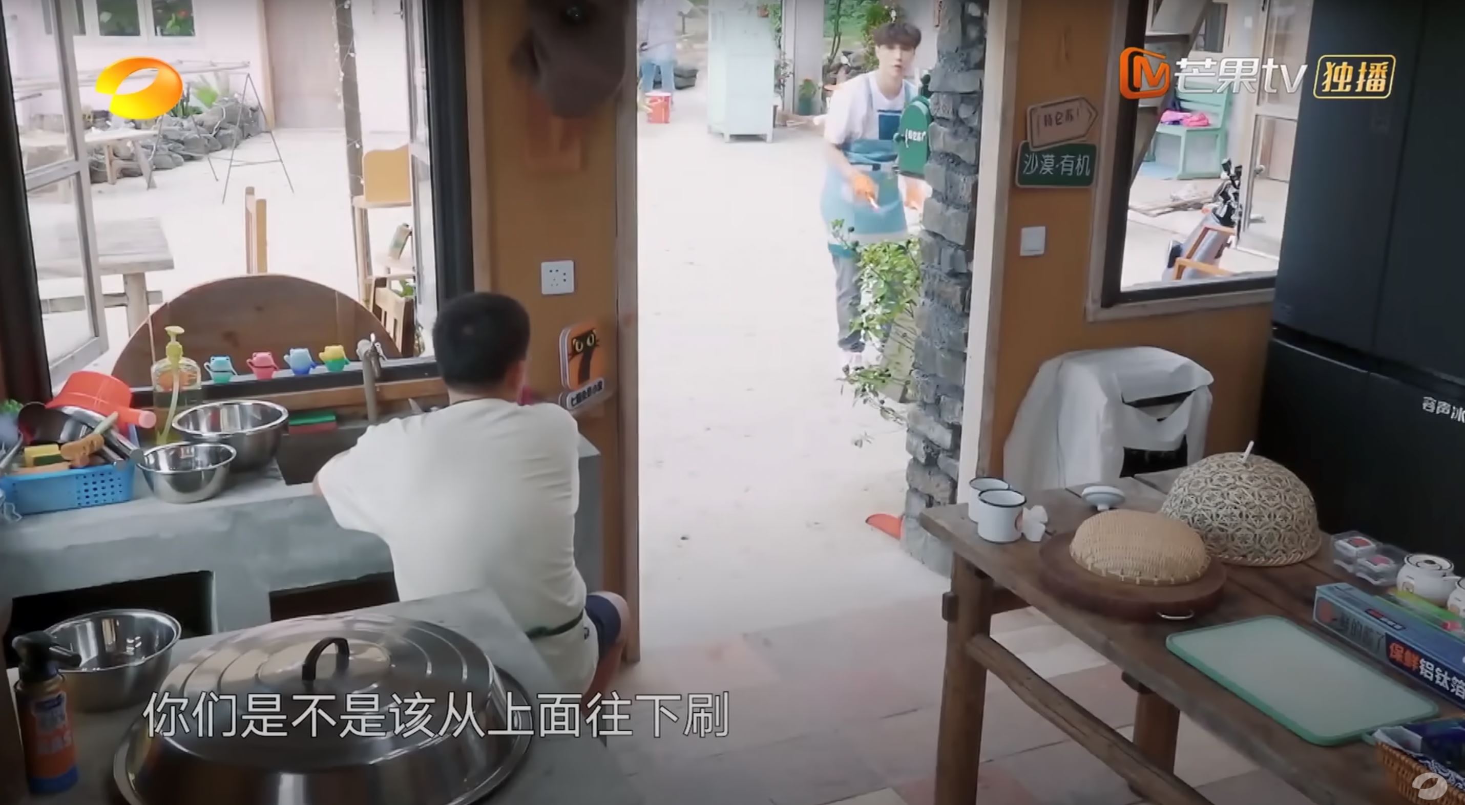 李荣浩和张艺兴一起刷漆❗“不荣艺”组合刷梯子竟是从下面开始