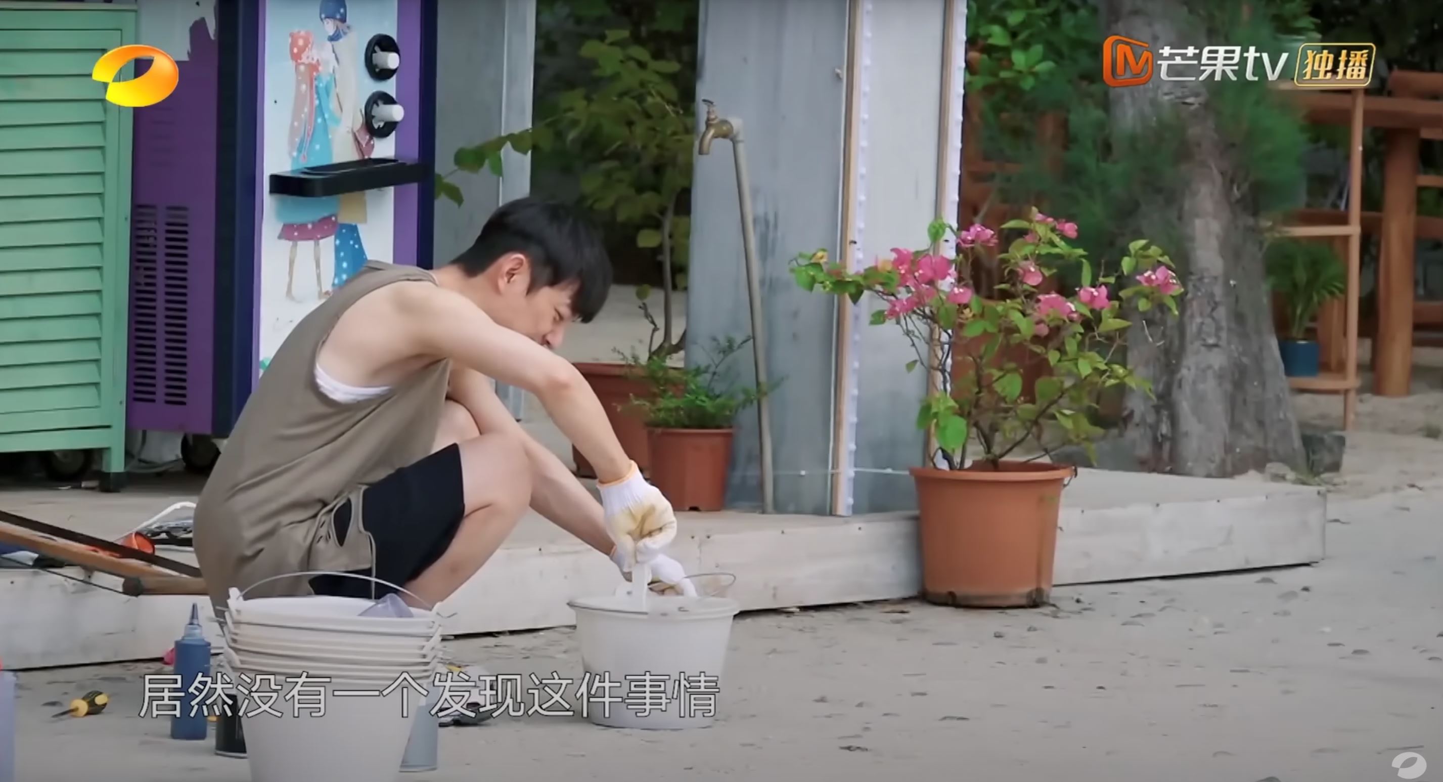 李荣浩和张艺兴一起刷漆❗“不荣艺”组合刷梯子竟是从下面开始