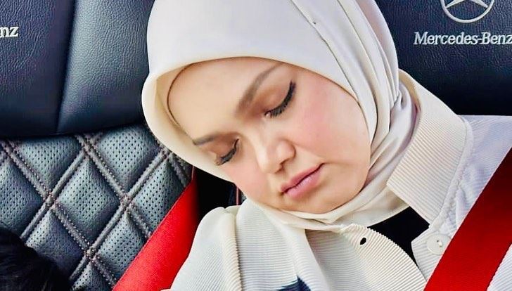 “tidur pun cute,” gelagat datuk seri siti nurhaliza tidur buat ramai terpikat [video]