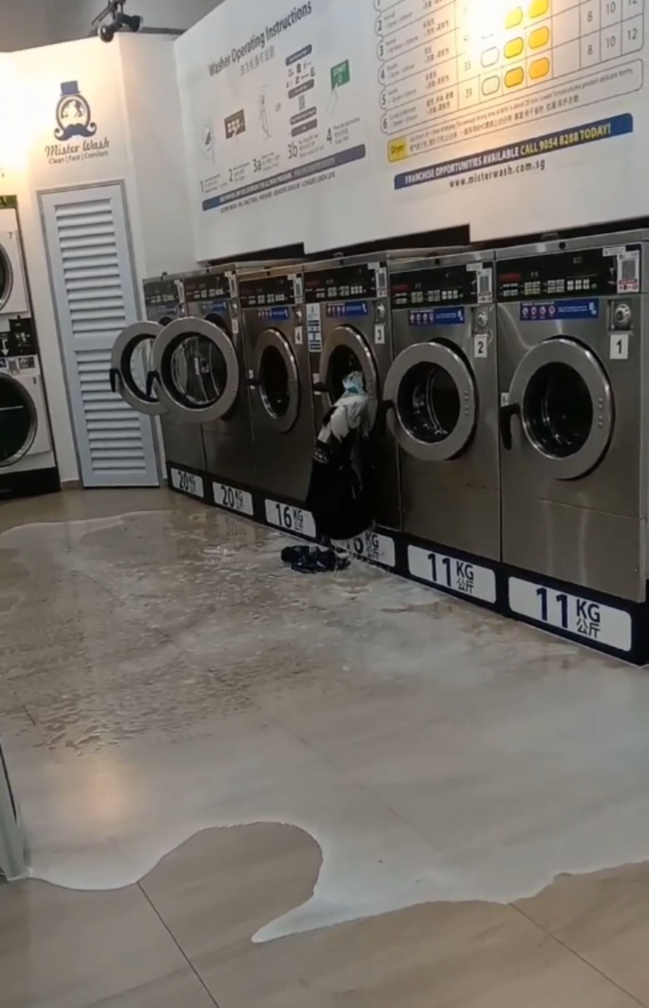 “kaca, sabun berselerak,” pasangan ini selamba letak katil bayi dalam mesin basuh dobi