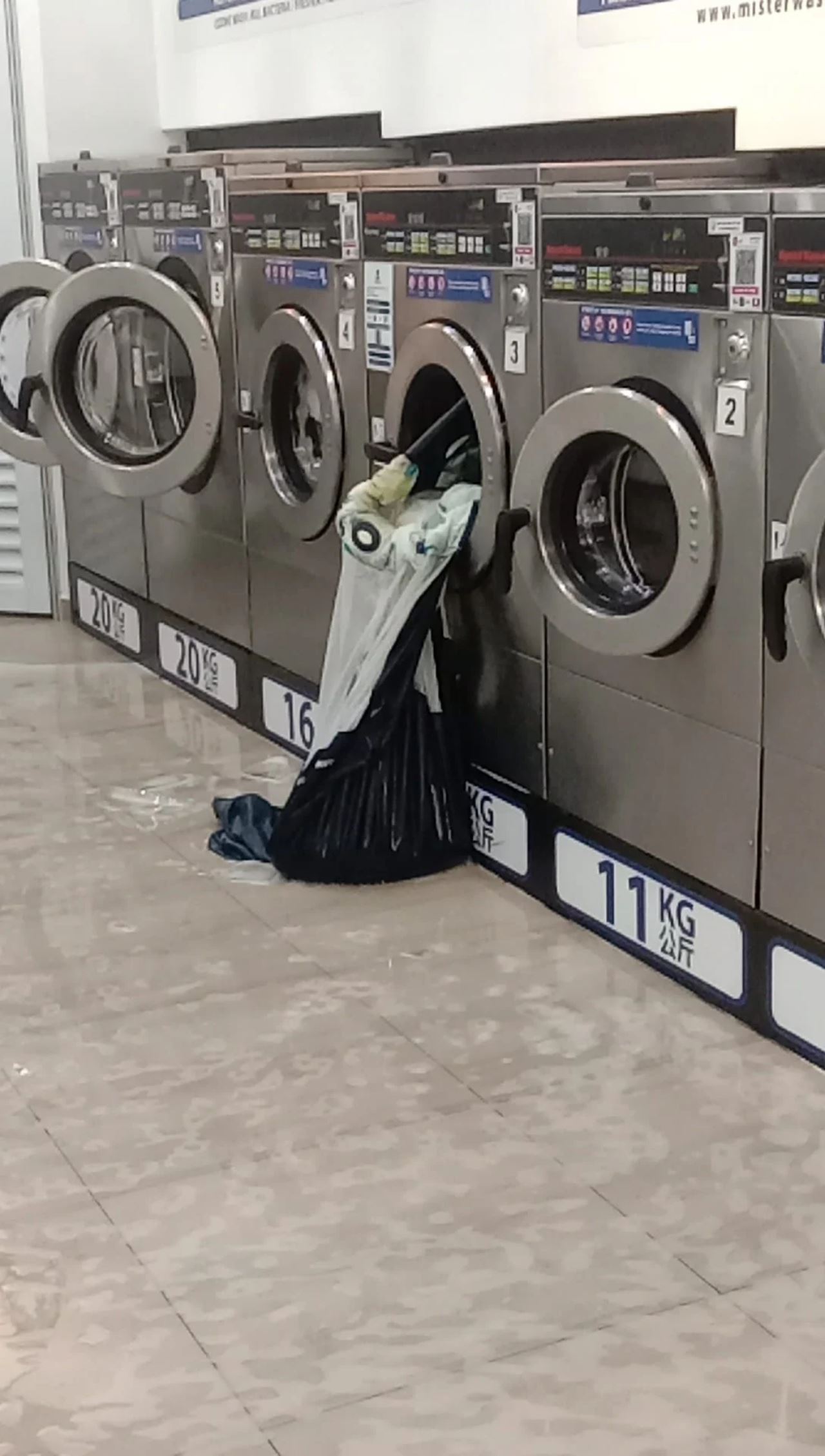 “kaca, sabun berselerak,” pasangan ini selamba letak katil bayi dalam mesin basuh dobi