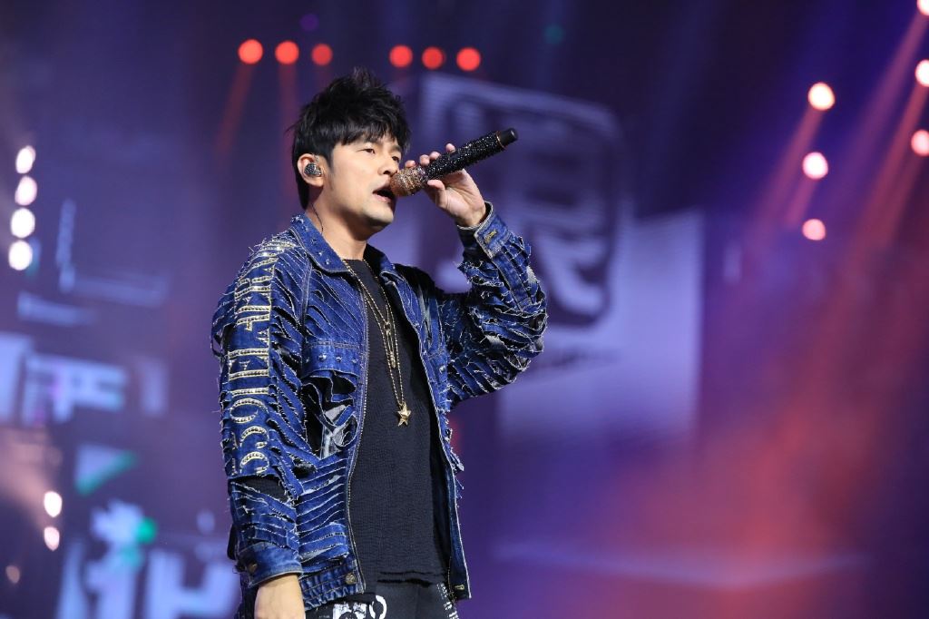 周杰伦女粉丝穿婚纱参加演唱会❗深情告白要嫁给自己的青春💞