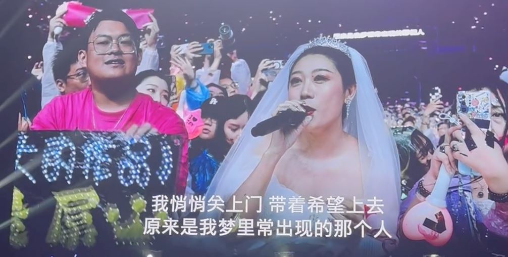 周杰伦女粉丝穿婚纱参加演唱会❗深情告白要嫁给自己的青春💞