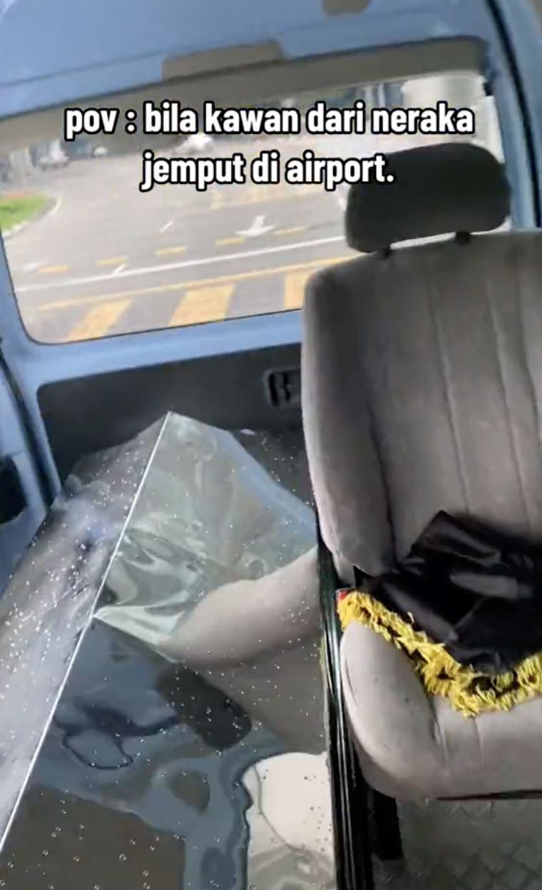terhibur lihat kawan jemput dari airport guna van jenazah [video]