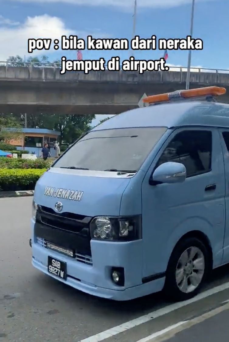 terhibur lihat kawan jemput dari airport guna van jenazah [video]