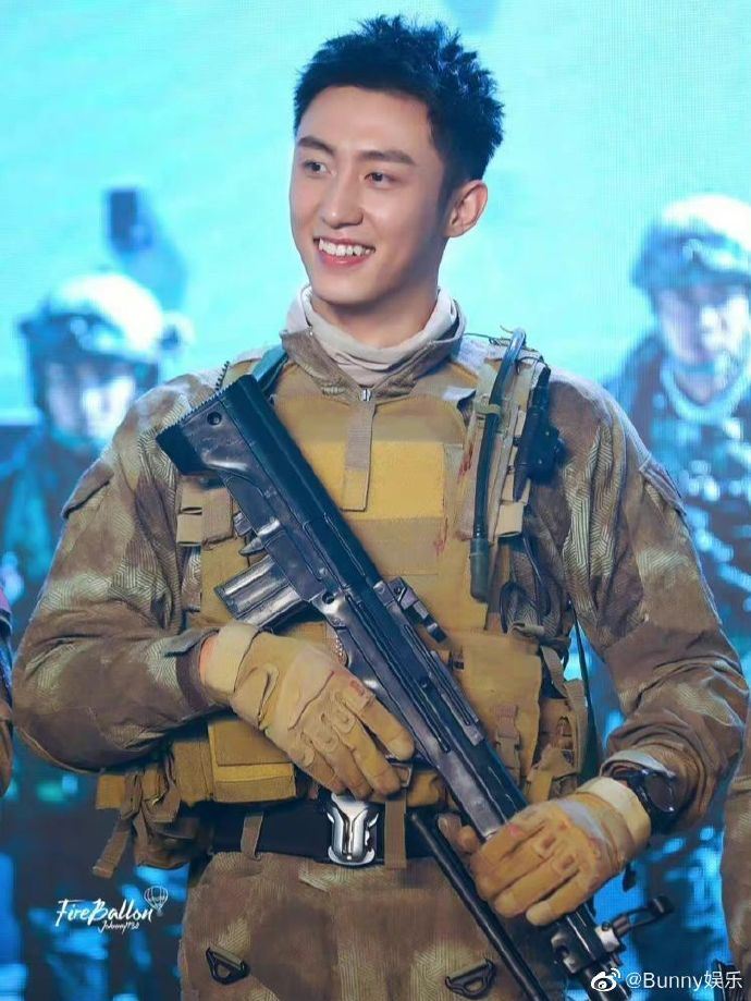 黄景瑜5年内当8次兵❗被称为在娱乐圈服兵役的男人🔥