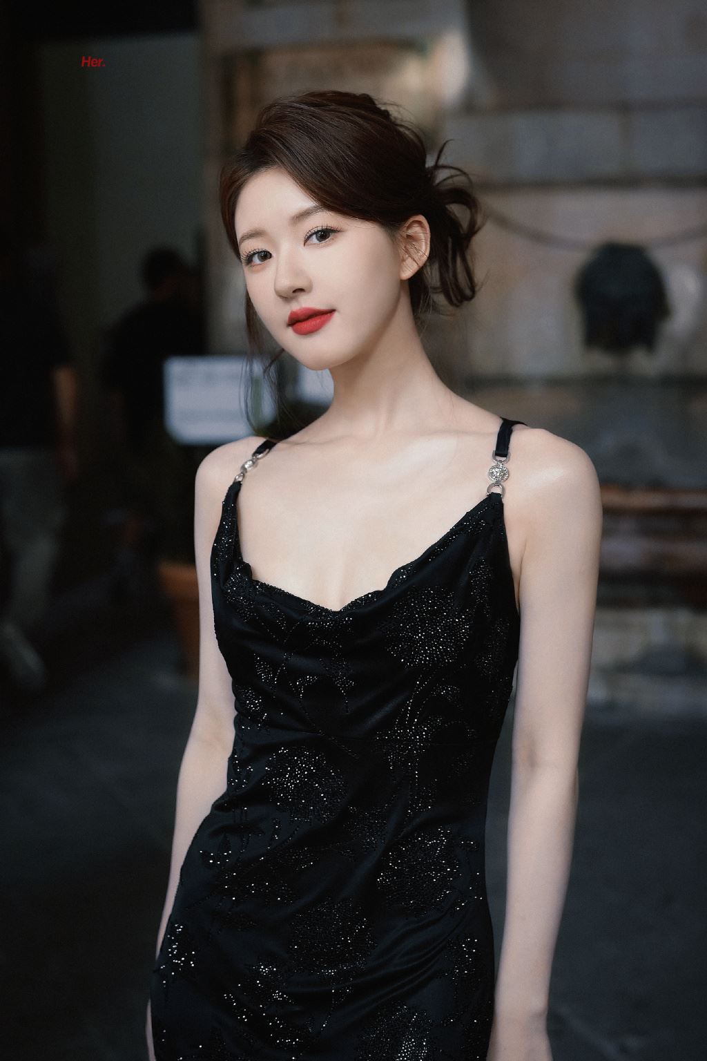 赵露思零伪装逛米兰❗素颜与粉丝合照超亲切🔥