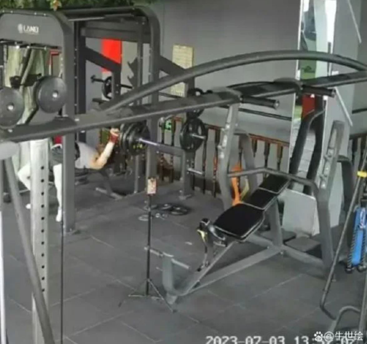 lelaki maut lepas gagal angkat beban 120kg jatuh timpa leher