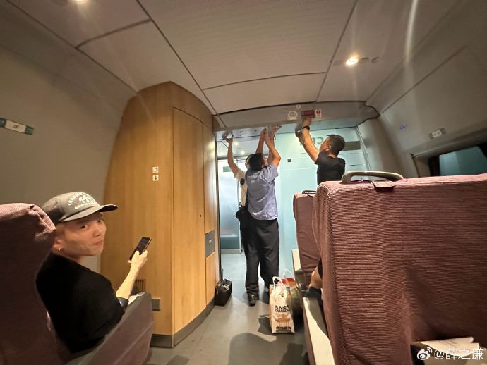 薛之谦被困高铁车厢❗工作人员们直接上手拆门🔥