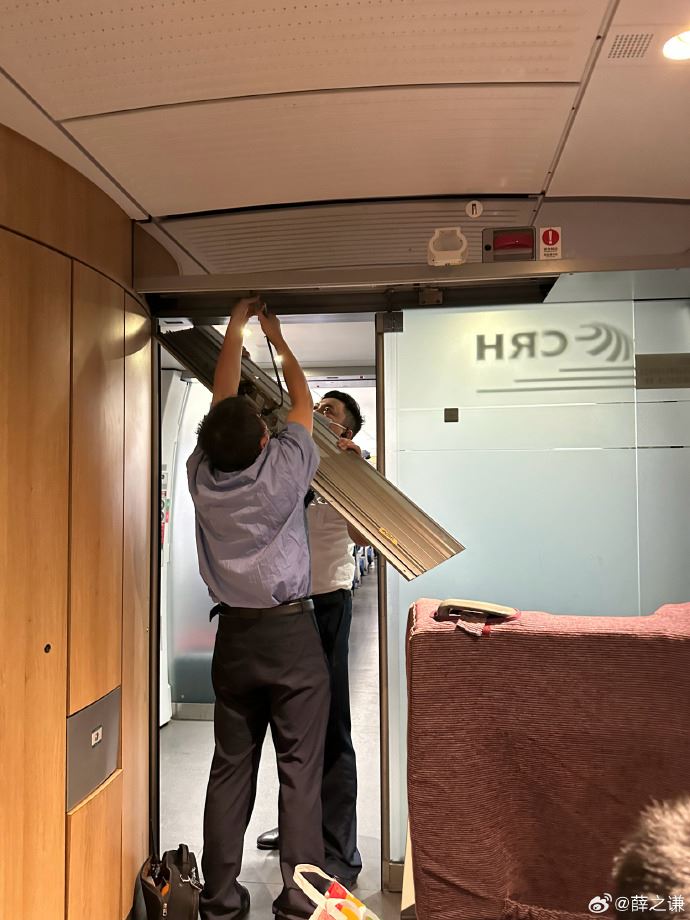 薛之谦被困高铁车厢❗工作人员们直接上手拆门🔥