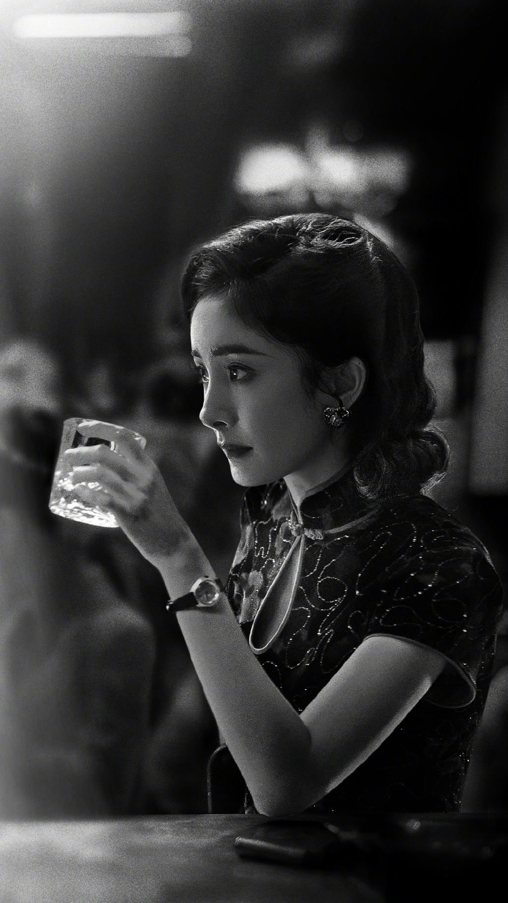 杨幂在新剧里饰演特务❗裸背入镜撂狠话演技大爆发🔥