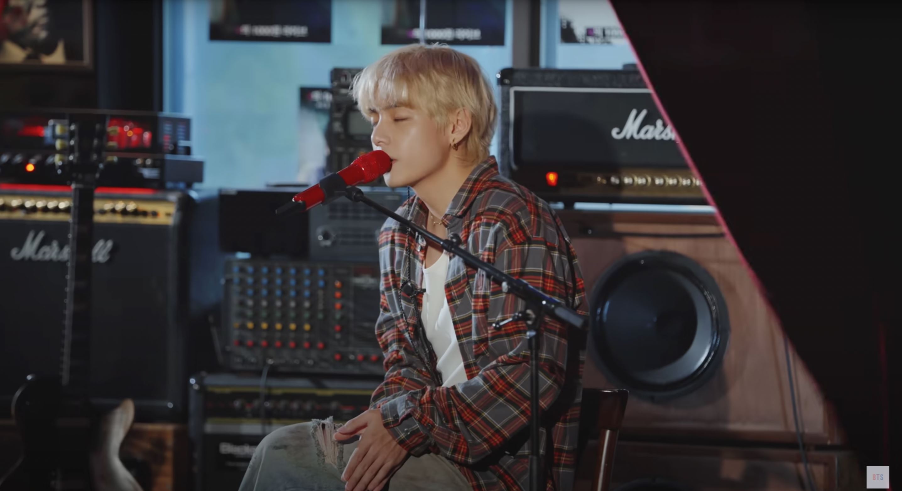 bts成员v快闪演唱会只要2块钱❗本人现身弹唱惊呆粉丝🤩