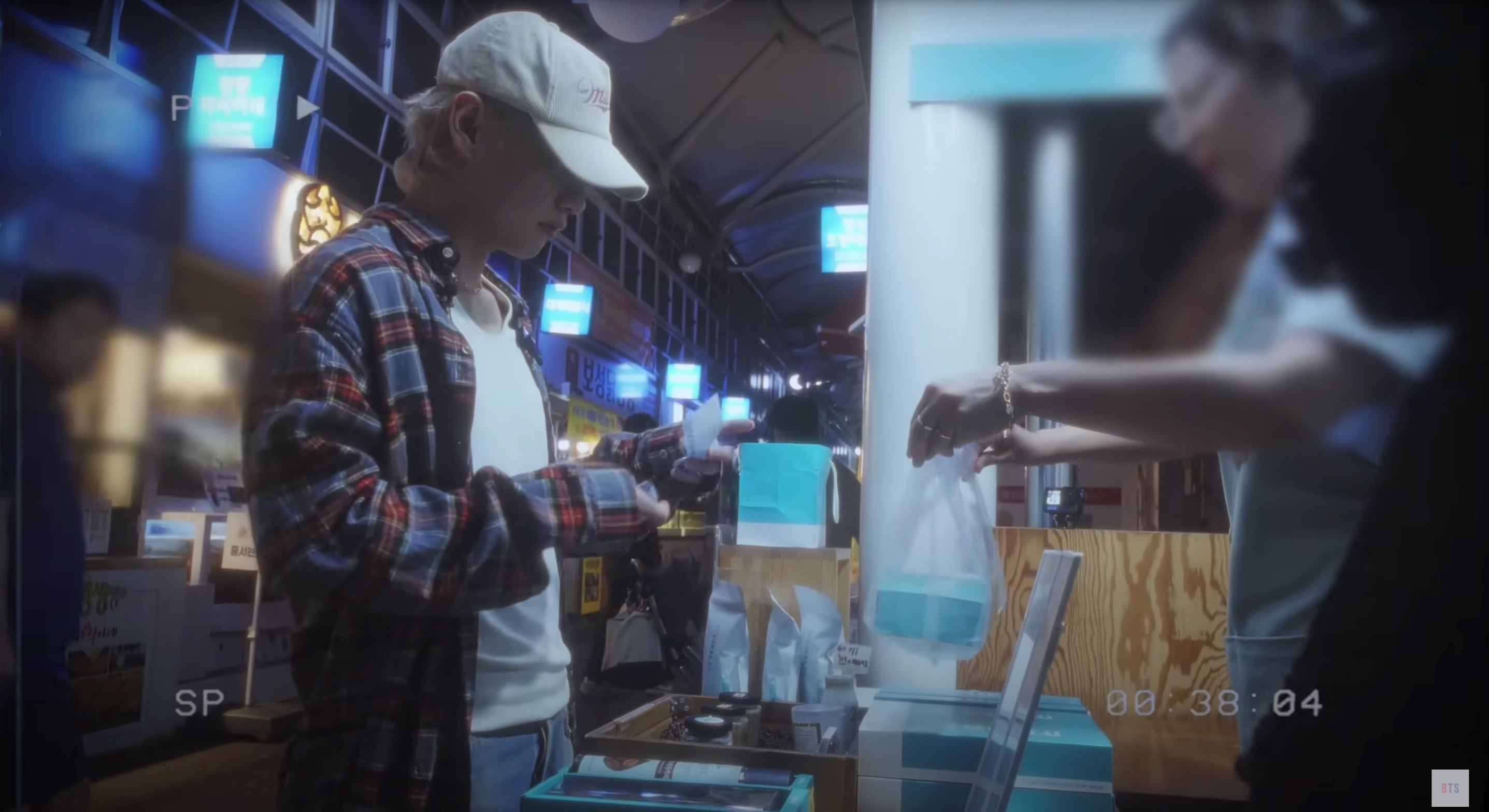 bts成员v快闪演唱会只要2块钱❗本人现身弹唱惊呆粉丝🤩