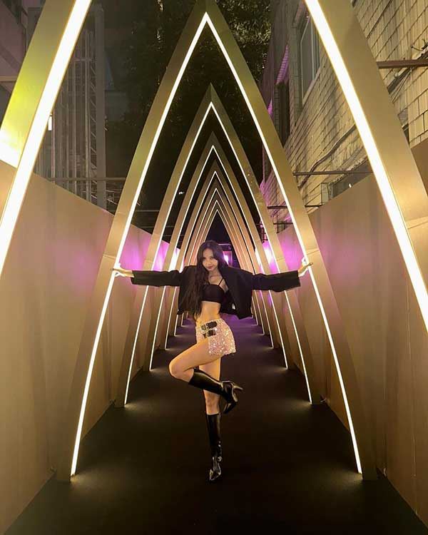 lisa疯马秀cos经典齐刘海短发造型❗black pink成员jisoo rosé都有到场支持🔥