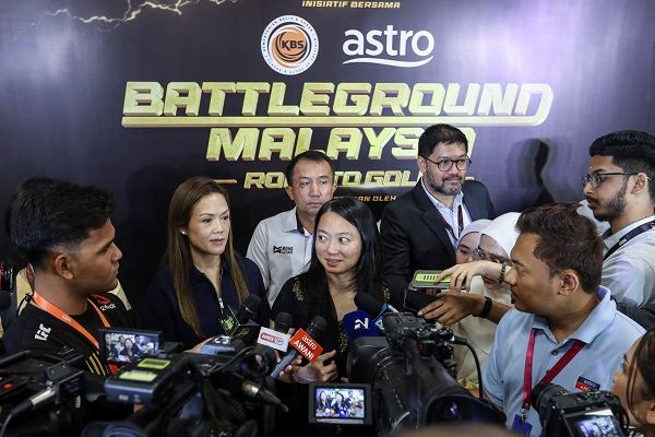 青体部部长杨巧双回答记者问题