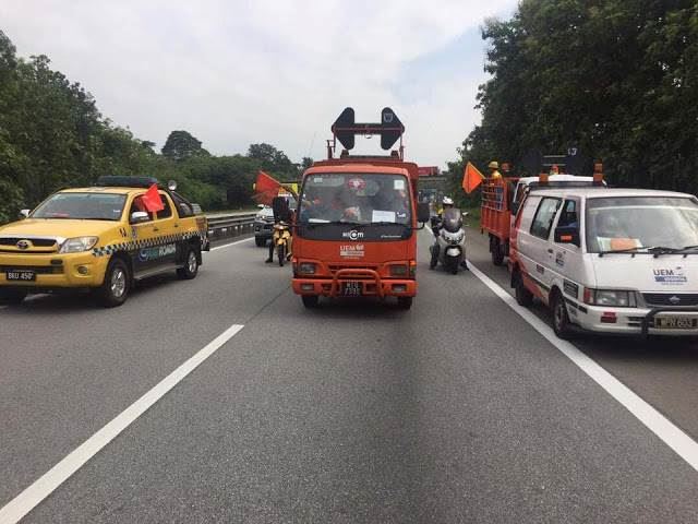 ada sebab penting kenapa lori ini halang semua lorong atas highway!