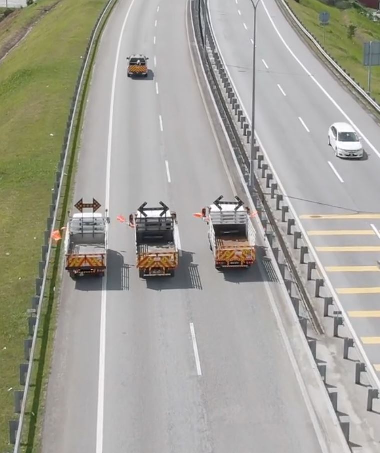 ada sebab penting kenapa lori ini halang semua lorong atas highway!