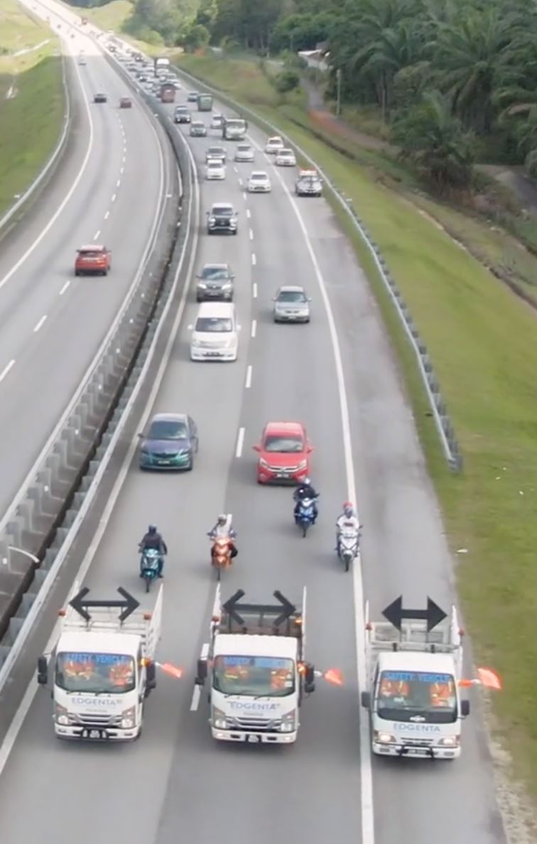 ada sebab penting kenapa lori ini halang semua lorong atas highway!