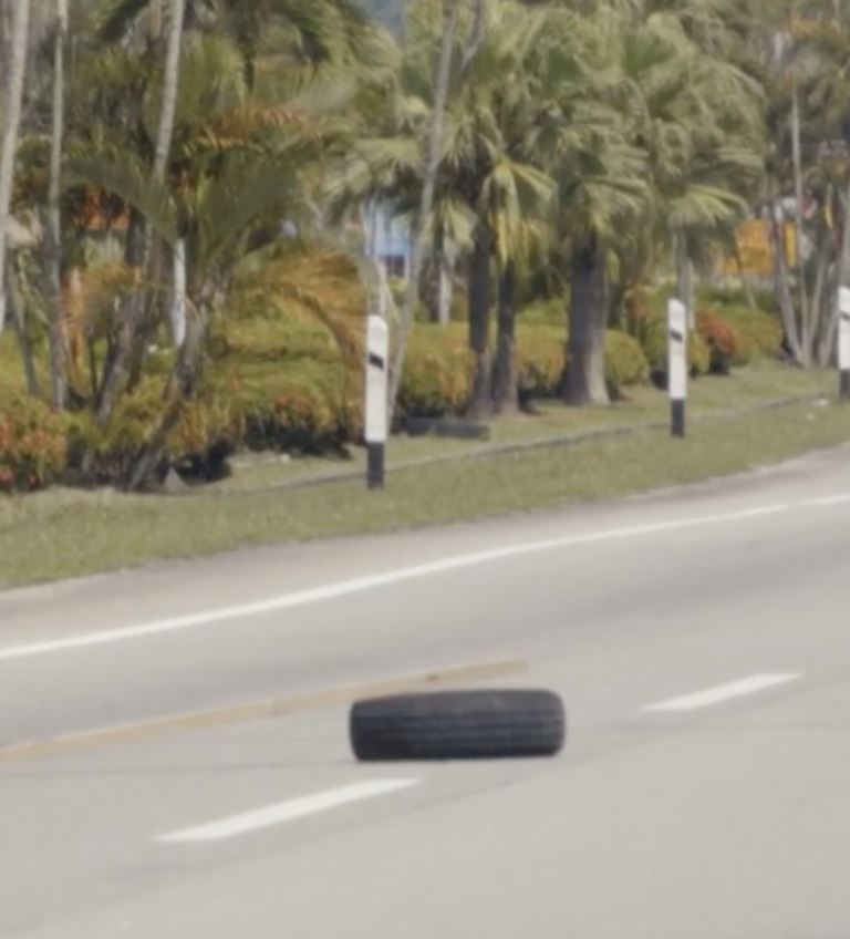 ada sebab penting kenapa lori ini halang semua lorong atas highway!