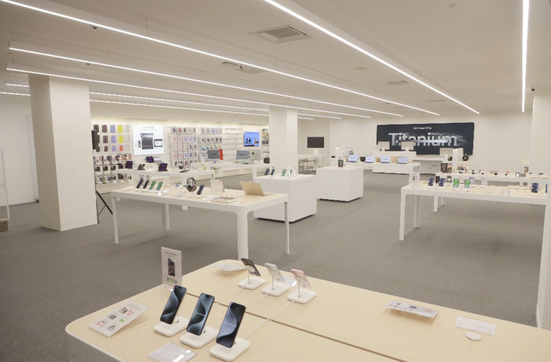 machines unveils the latest apple premium partner store in  suria klcc