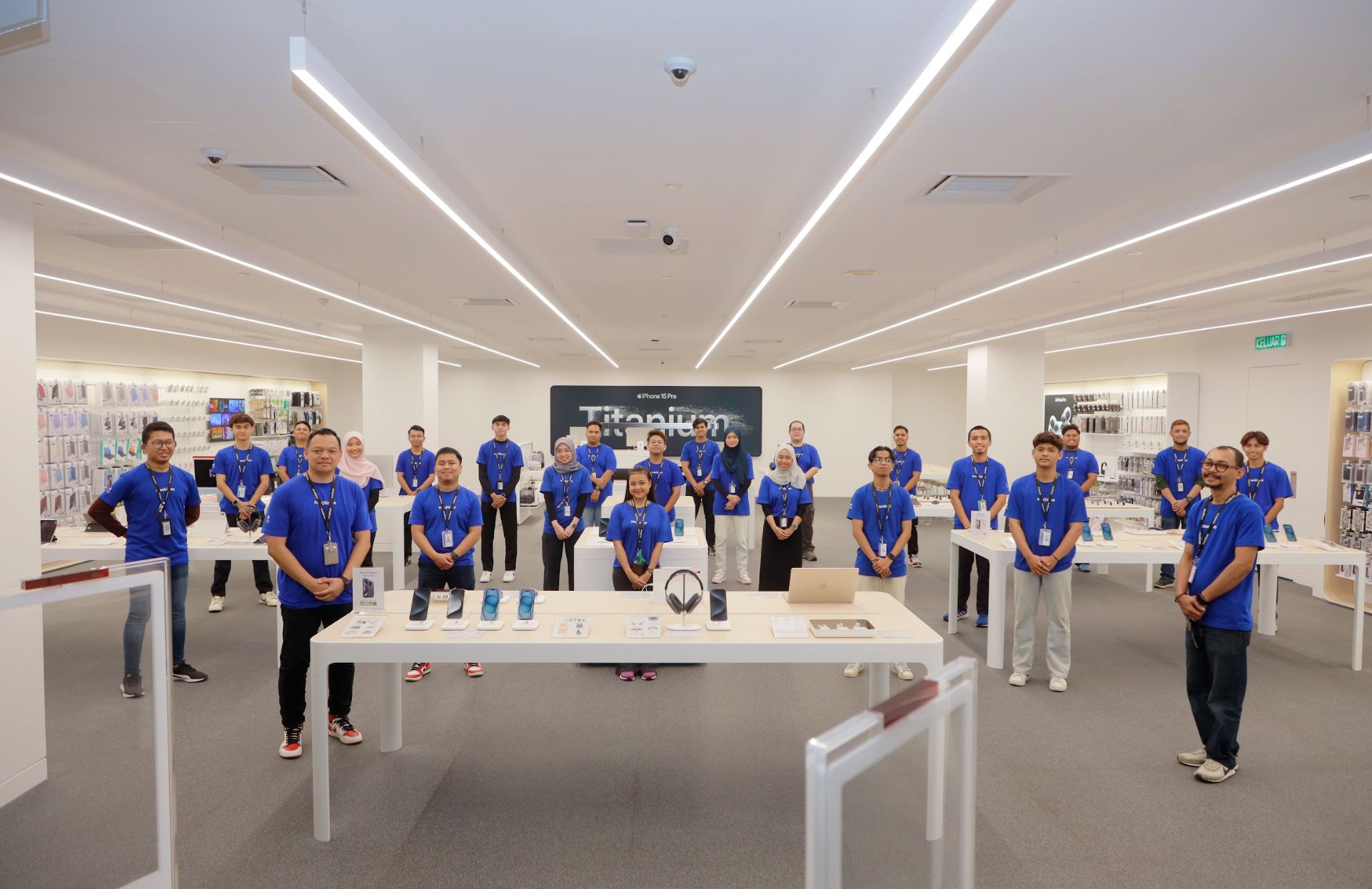 machines unveils the latest apple premium partner store in  suria klcc