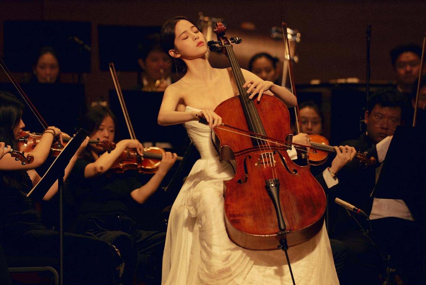 欧阳娜娜提前一年从伯克利毕业啦🌟将在伯克利表演中心举行毕业演奏会🎵