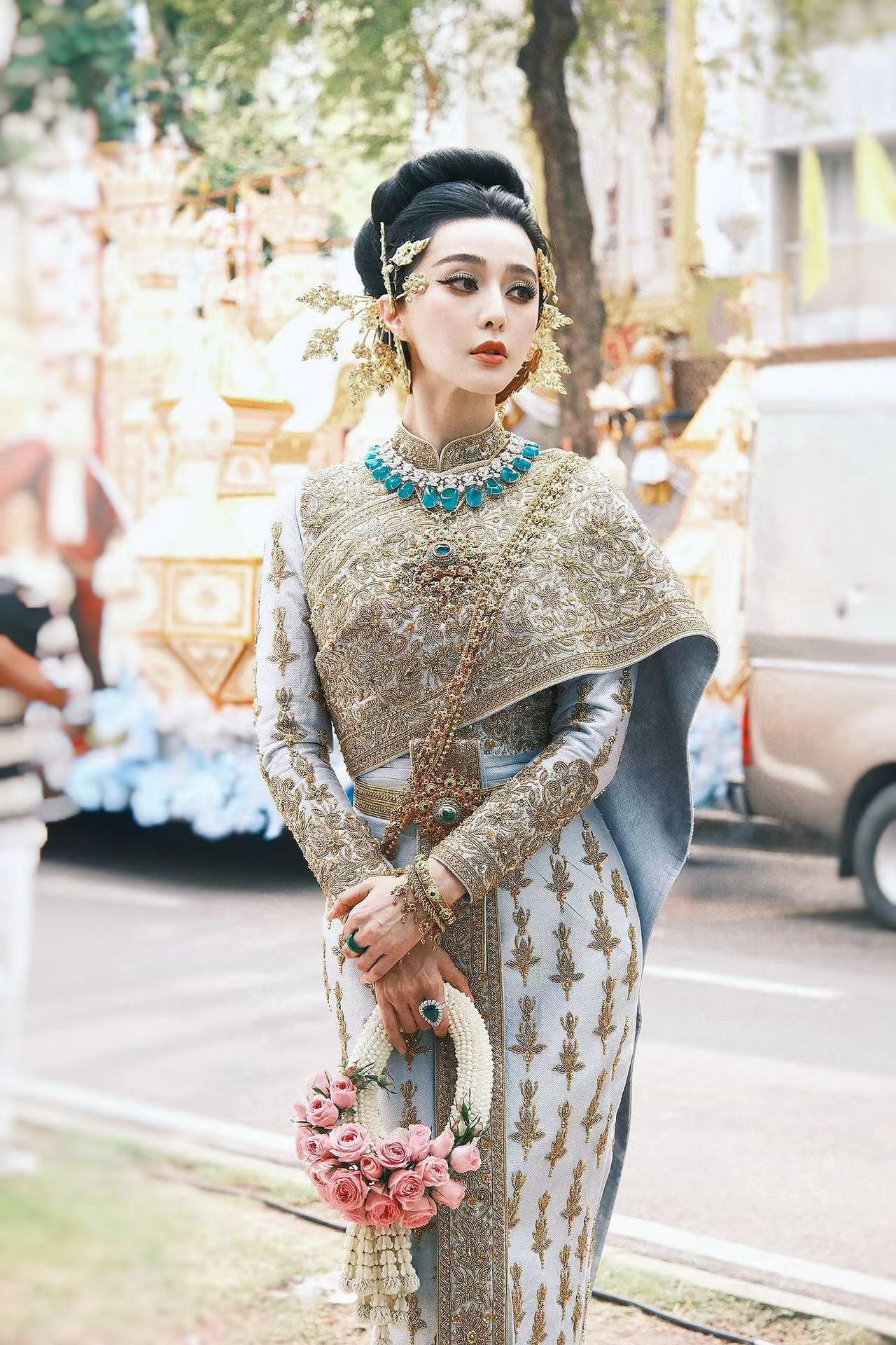 范冰冰身穿泰服超漂亮🤩特别嘉宾身份参加泼水节花车游行🔥