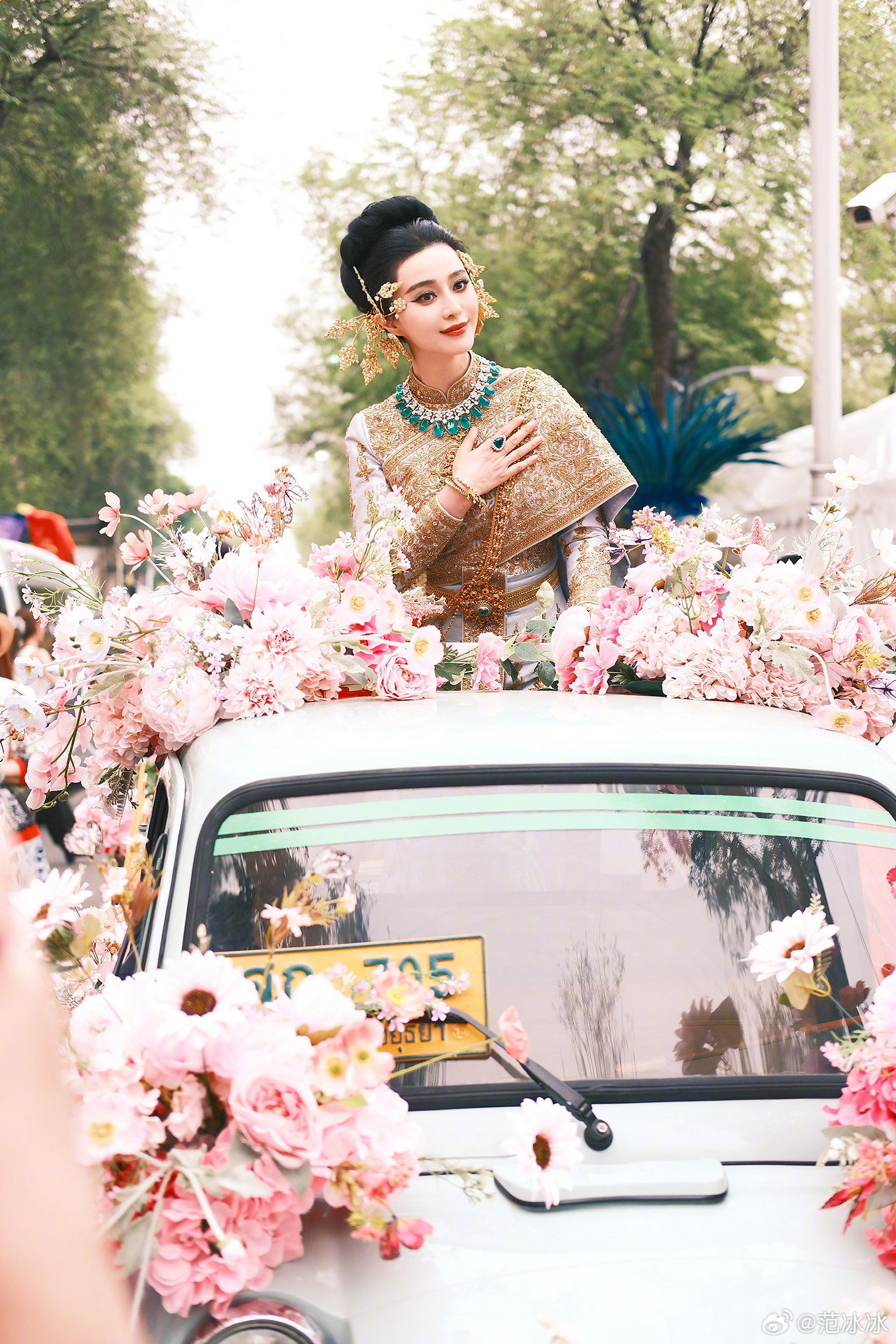 范冰冰身穿泰服超漂亮🤩特别嘉宾身份参加泼水节花车游行🔥