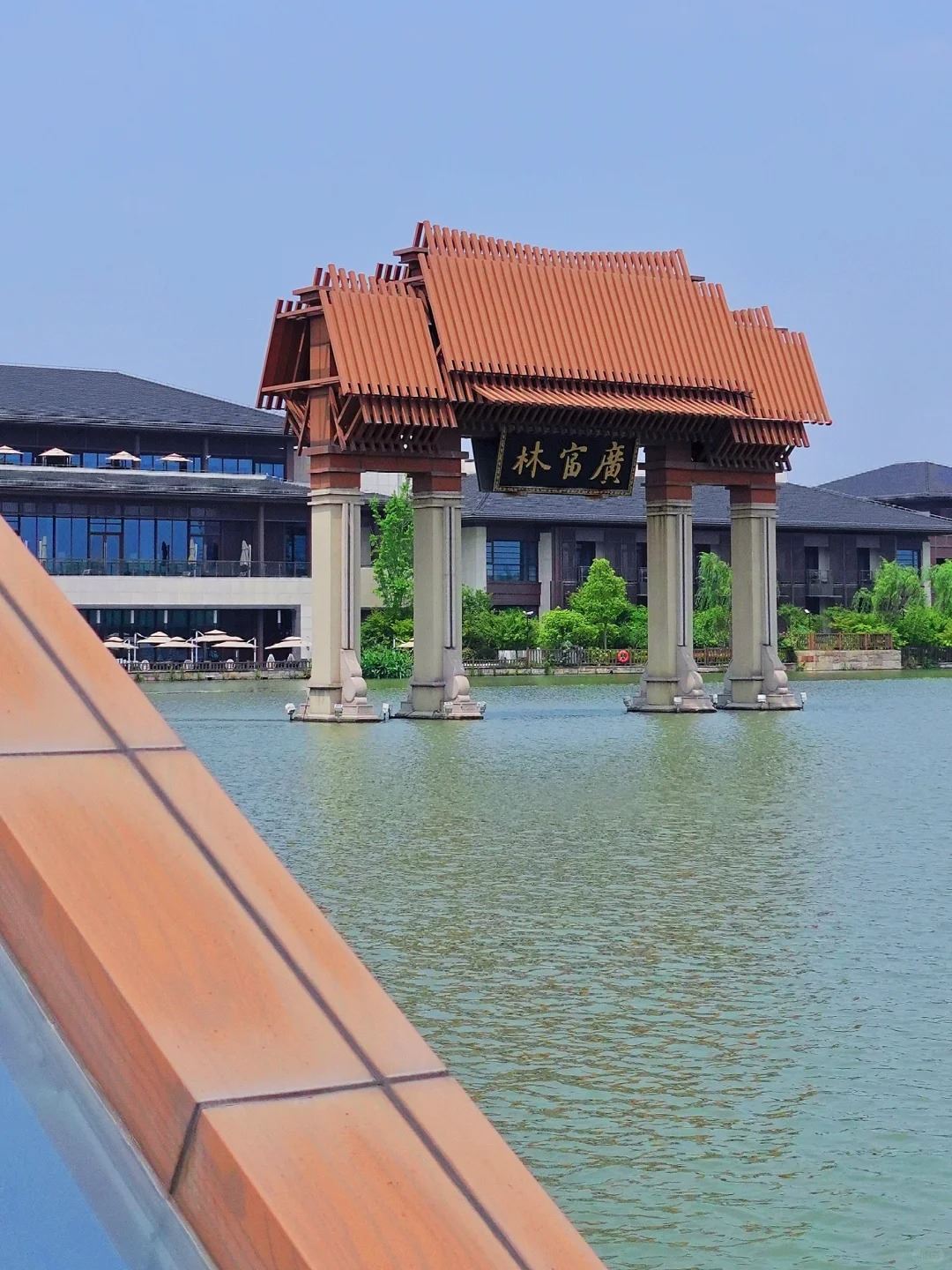 🇨🇳上海广富林水下博物馆超神奇❗整座建筑物一半在水上一半在水下😲
