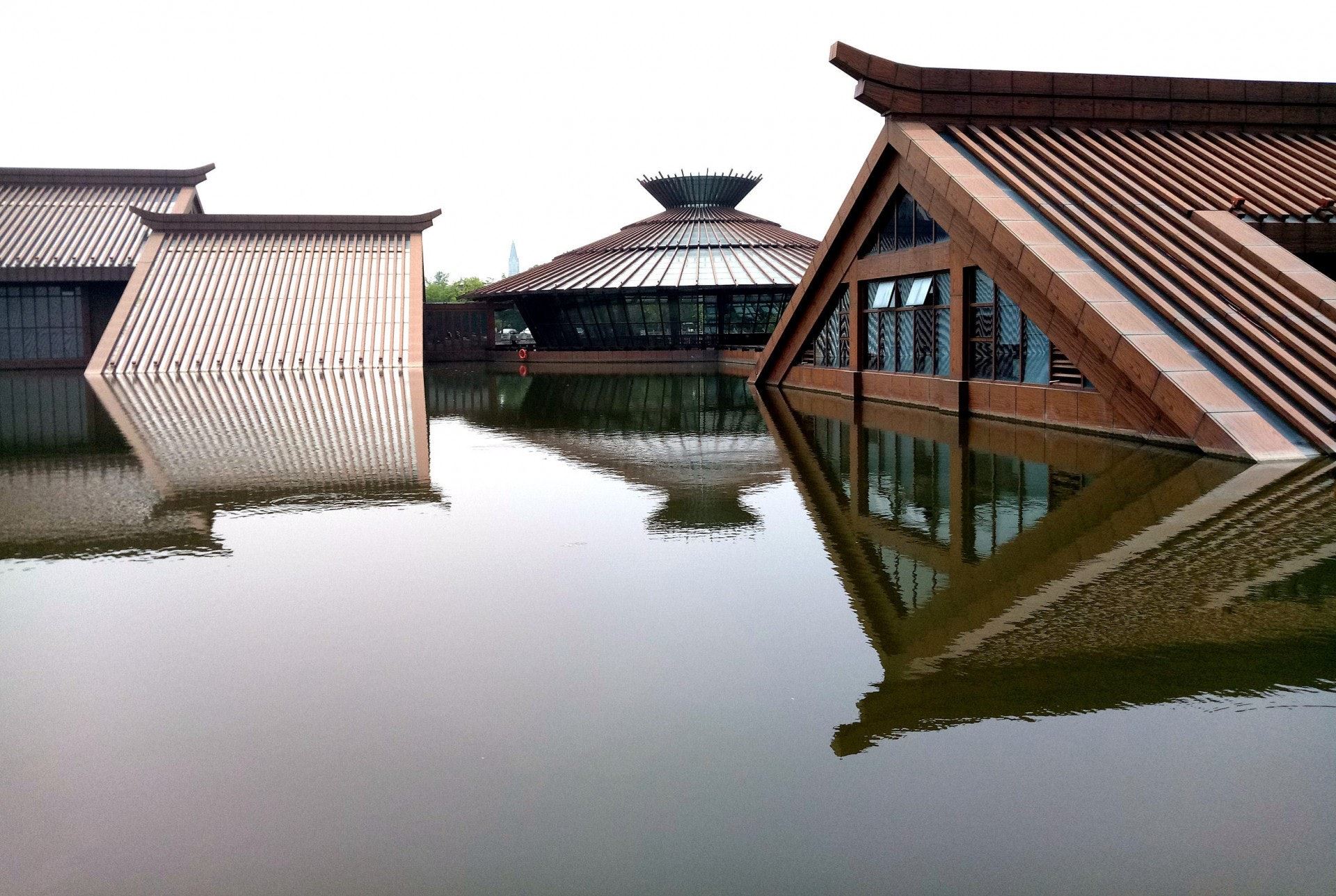 🇨🇳上海广富林水下博物馆超神奇❗整座建筑物一半在水上一半在水下😲