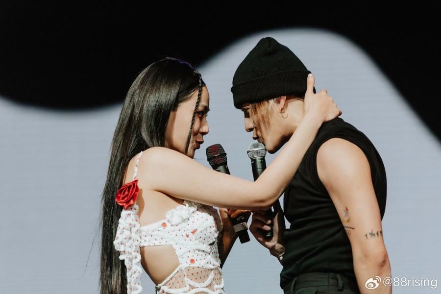 王嘉尔3登科切拉舞台！与女歌手亲密合唱超好嗑！