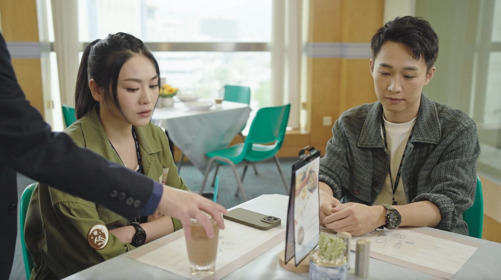 飞爷转行做阿sir啦❗邓智坚在《逆天奇案2》手握奶茶出场🥤