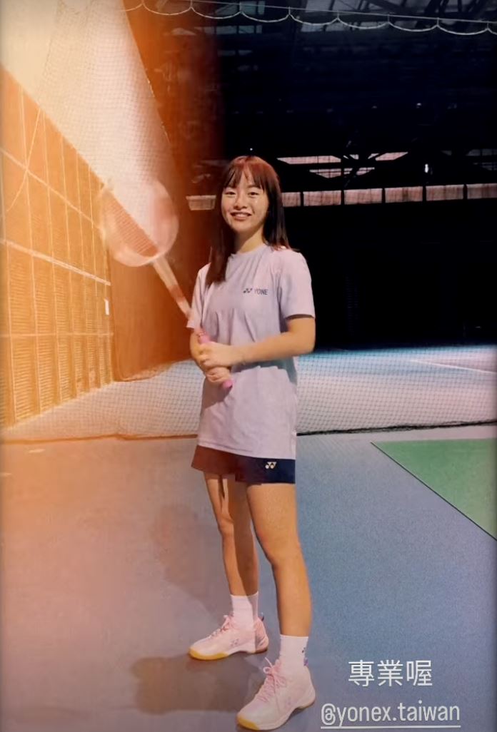 甜晒女友运动背影照💗王齐麟：终于开始打球了🏸️