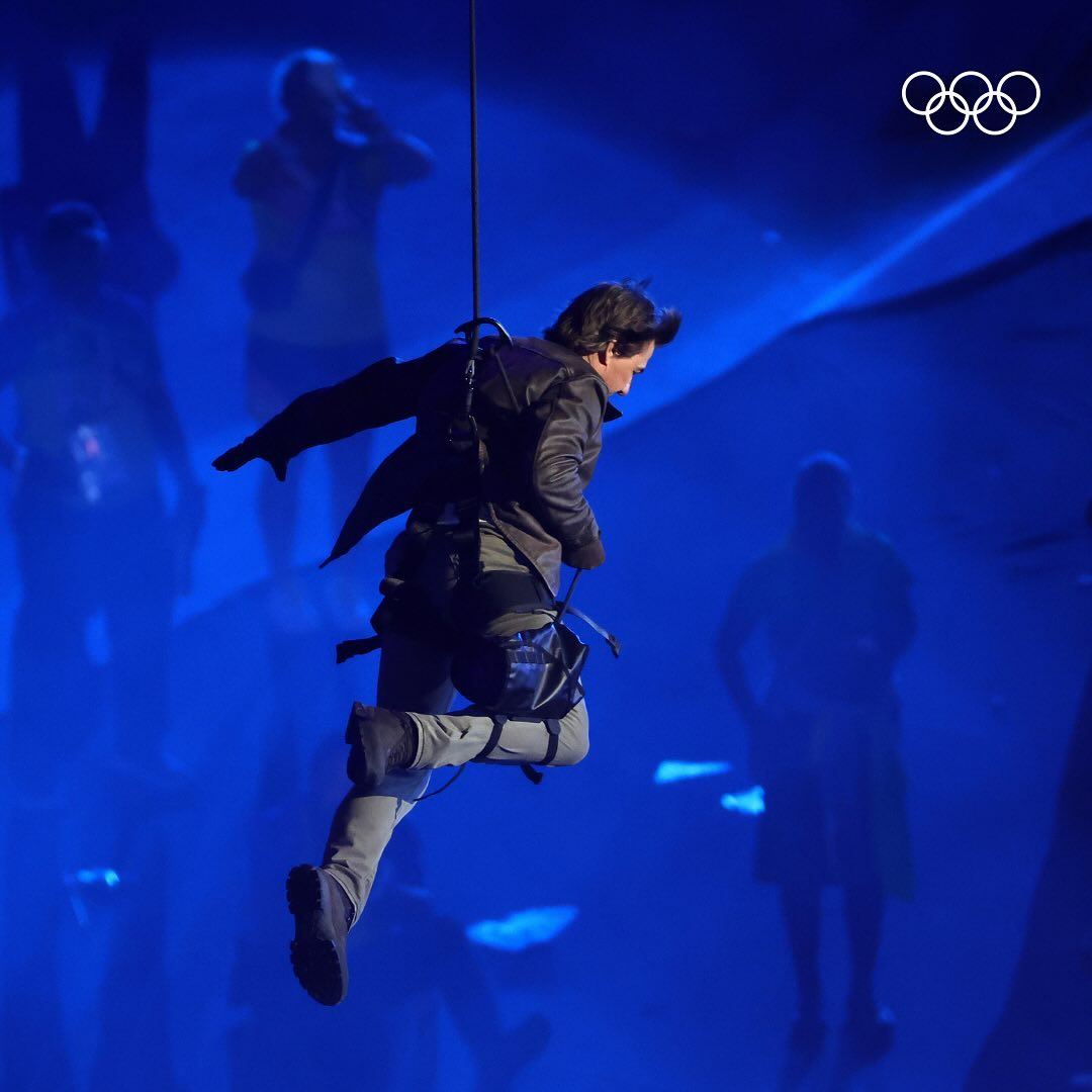 tom cruise空降巴黎奥运会闭幕礼❗️把旗子送往洛杉矶🇺🇸