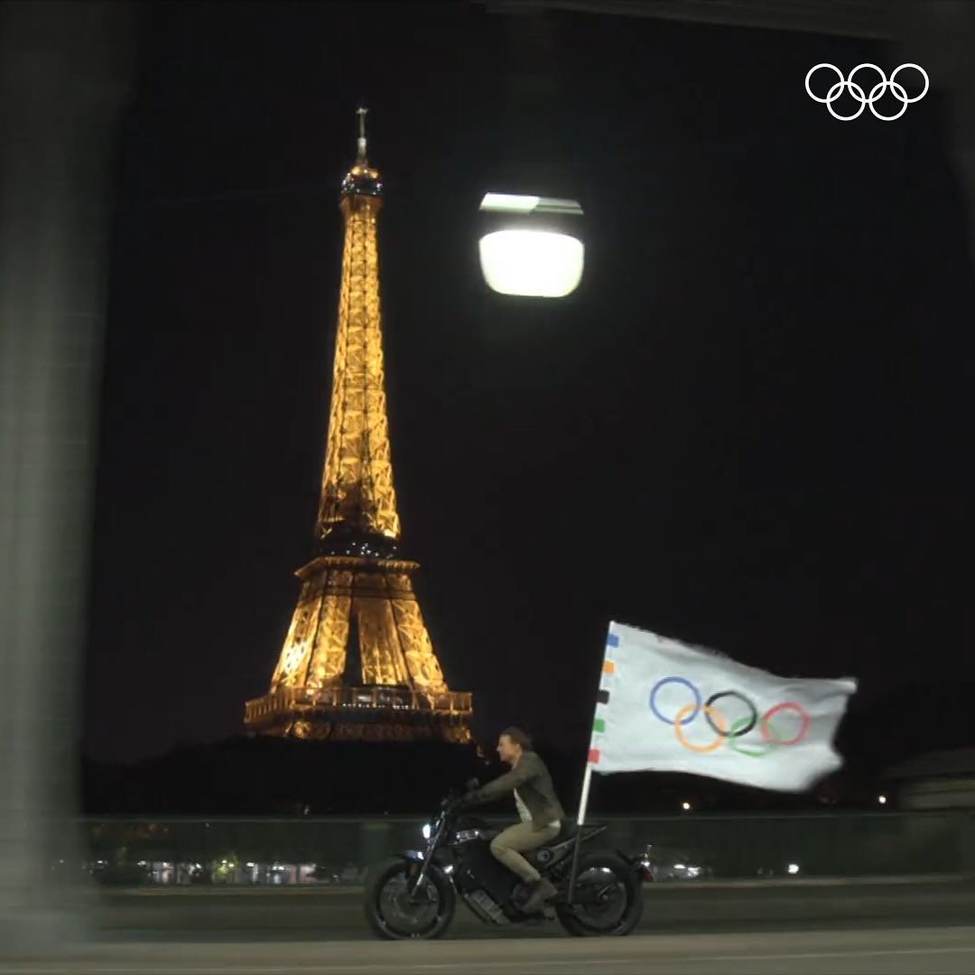 tom cruise空降巴黎奥运会闭幕礼❗️把旗子送往洛杉矶🇺🇸